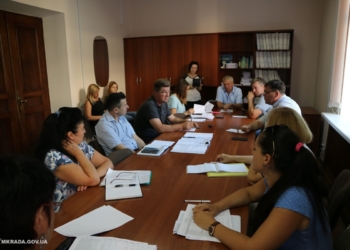 На улице Потемкинской в Николаеве меняют аварийные электроопоры