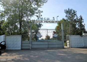 Чтобы решить вопрос с подтоплением футбольного поля, в Корабельном районе готовятся очистить русло реки