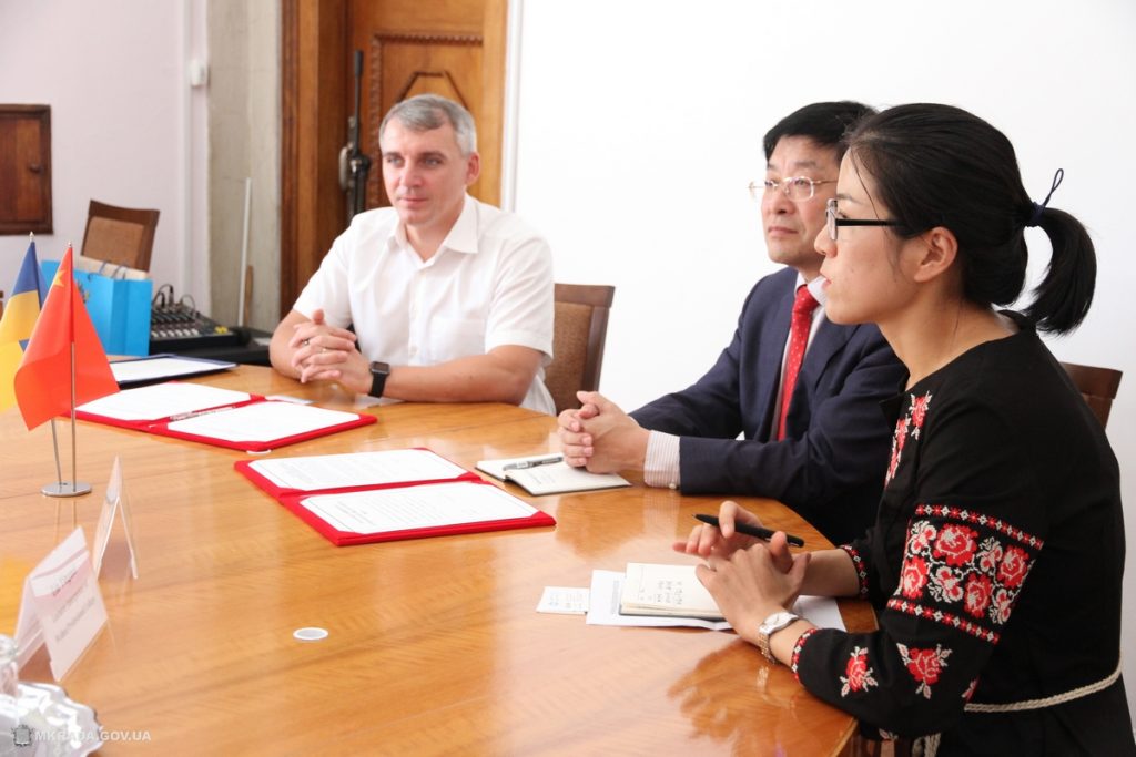 «Можем начать с области образования и науки» - Николаев подписал письмо о намерениях сотрудничать с китайским городом Вэйхай 11