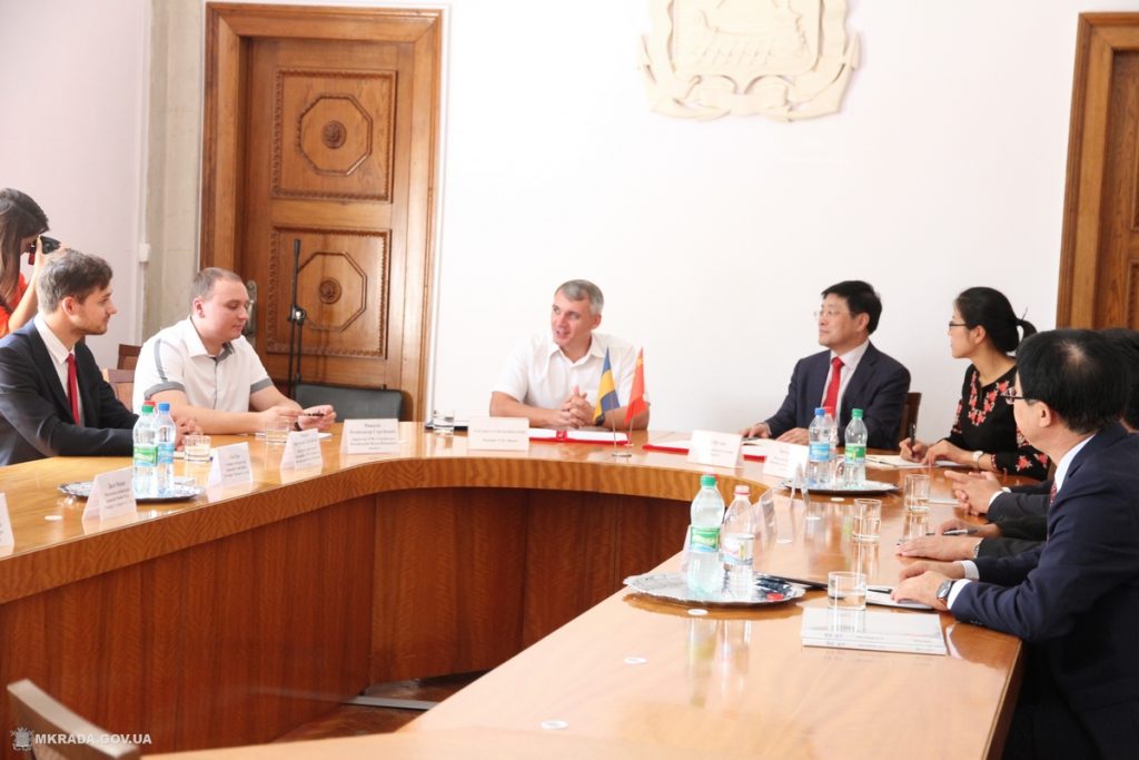 «Можем начать с области образования и науки» - Николаев подписал письмо о намерениях сотрудничать с китайским городом Вэйхай 13