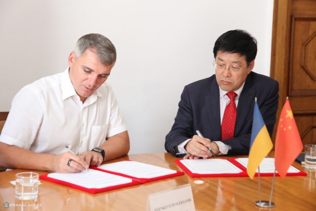 «Можем начать с области образования и науки» - Николаев подписал письмо о намерениях сотрудничать с китайским городом Вэйхай 15