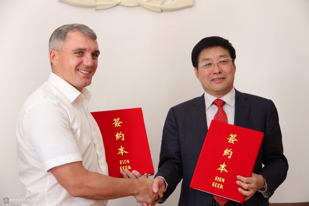 «Можем начать с области образования и науки» - Николаев подписал письмо о намерениях сотрудничать с китайским городом Вэйхай 17