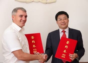 «Можем начать с области образования и науки» – Николаев подписал письмо о намерениях сотрудничать с китайским городом Вэйхай