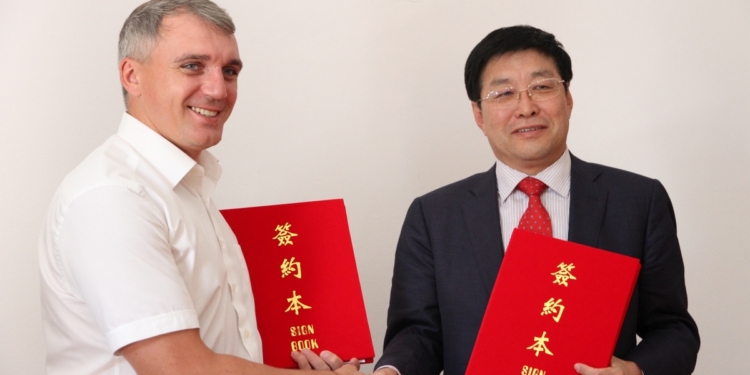 «Можем начать с области образования и науки» – Николаев подписал письмо о намерениях сотрудничать с китайским городом Вэйхай