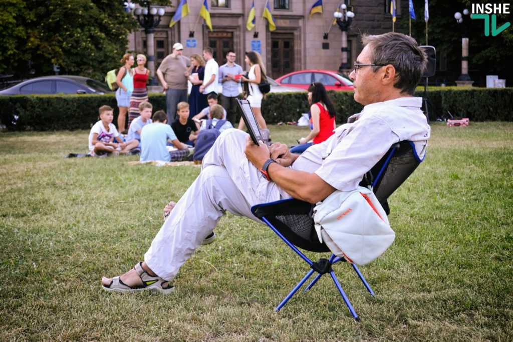 «Читаю на Соборной»: Николаевцы провели уютный вечер с книгой на газоне перед мэрией 1