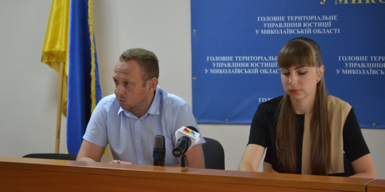 Испугавшись запрета на выезд за границу, двое неплательщиков алиментов на Николаевщине заплатили более чем 500 тысяч гривен каждый