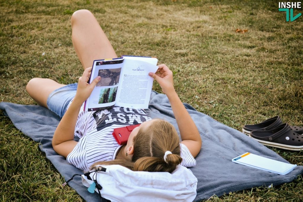 «Читаю на Соборной»: Николаевцы провели уютный вечер с книгой на газоне перед мэрией 3