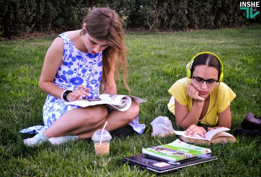 «Читаю на Соборной»: Николаевцы провели уютный вечер с книгой на газоне перед мэрией 7