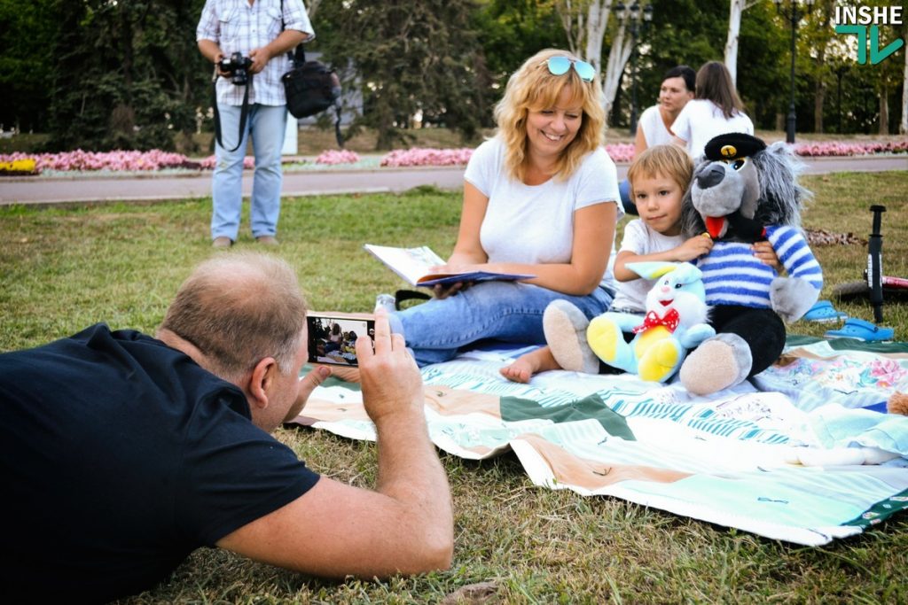 «Читаю на Соборной»: Николаевцы провели уютный вечер с книгой на газоне перед мэрией 9