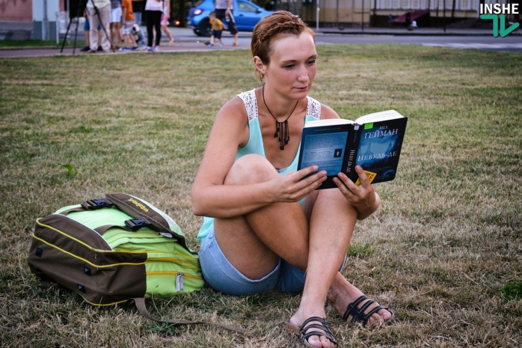 «Читаю на Соборной»: Николаевцы провели уютный вечер с книгой на газоне перед мэрией 11