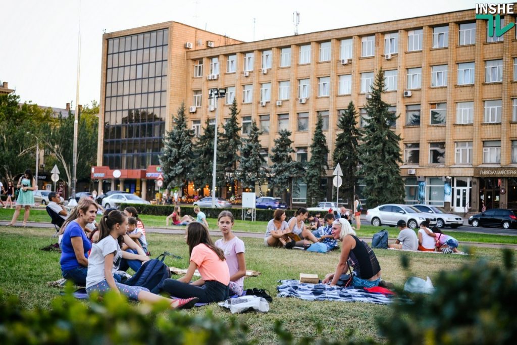 «Читаю на Соборной»: Николаевцы провели уютный вечер с книгой на газоне перед мэрией 15