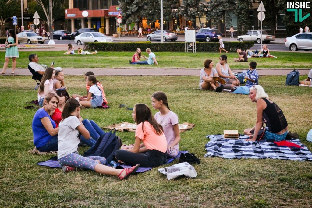 «Читаю на Соборной»: Николаевцы провели уютный вечер с книгой на газоне перед мэрией 17