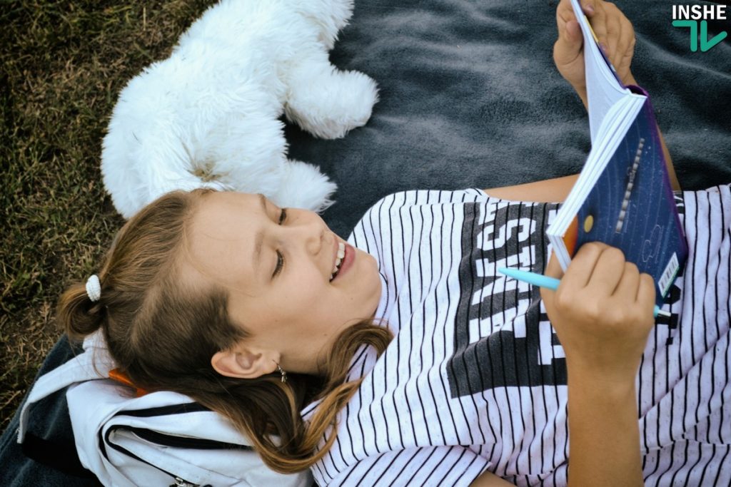 «Читаю на Соборной»: Николаевцы провели уютный вечер с книгой на газоне перед мэрией 25