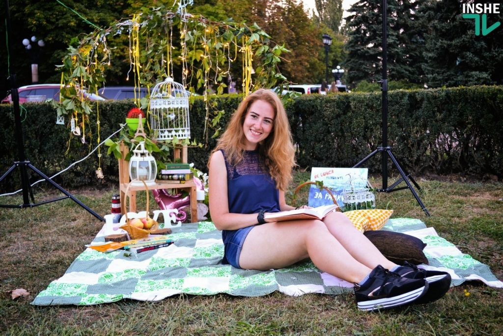 «Читаю на Соборной»: Николаевцы провели уютный вечер с книгой на газоне перед мэрией 27
