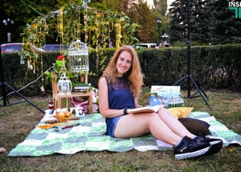 «Читаю на Соборной»: Николаевцы провели уютный вечер с книгой на газоне перед мэрией