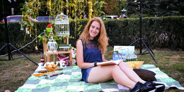 «Читаю на Соборной»: Николаевцы провели уютный вечер с книгой на газоне перед мэрией