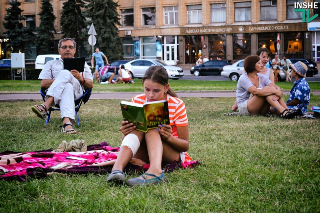 «Читаю на Соборной»: Николаевцы провели уютный вечер с книгой на газоне перед мэрией 29
