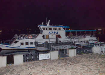 В Днепре мужчина на катере врезался в ресторан