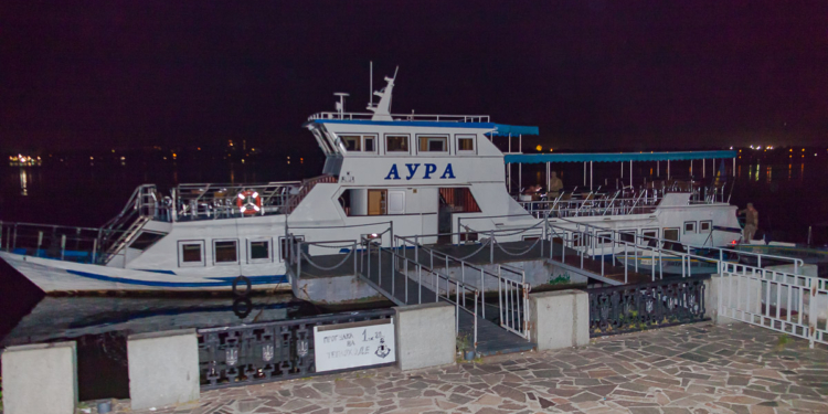 В Днепре мужчина на катере врезался в ресторан