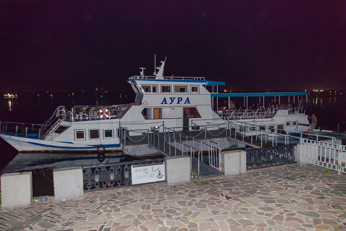 В Днепре мужчина на катере врезался в ресторан