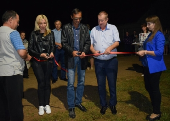 В России чиновник торжественно открыл фонарь. Когда жителям не понравилось, он их обматерил и назвал происходящее «мини-майданом»