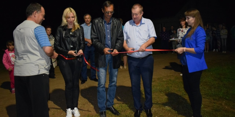 В России чиновник торжественно открыл фонарь. Когда жителям не понравилось, он их обматерил и назвал происходящее «мини-майданом»