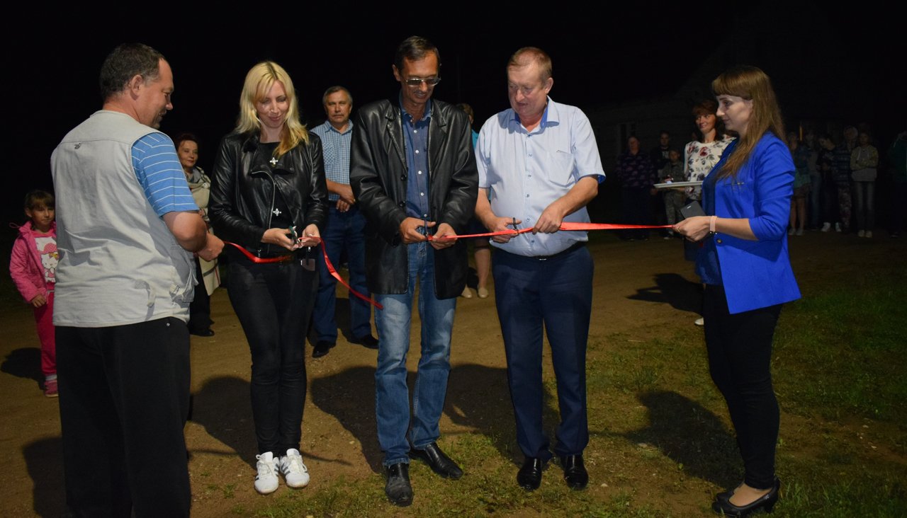 В России чиновник торжественно открыл фонарь. Когда жителям не понравилось, он их обматерил и назвал происходящее «мини-майданом»