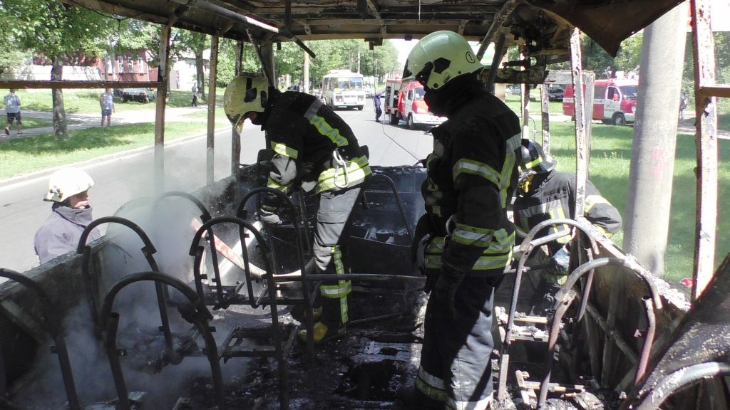 В Чернигове сгорела маршрутка. 20 пассажиров успели вовремя выбраться 12