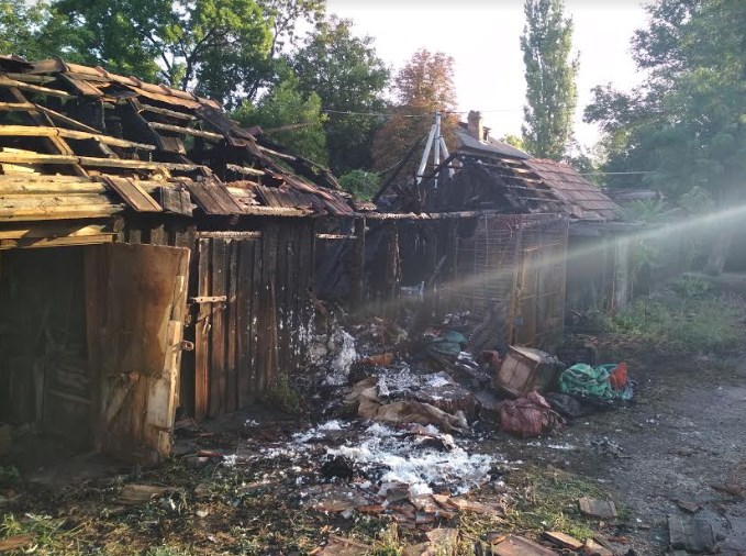 Ночью в Снигиревке при пожаре хозяйственного здания мог произойти взрыв: спасатели успели вынести газовый баллон 2