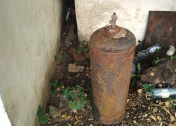 Ночью в Снигиревке при пожаре хозяйственного здания мог произойти взрыв: спасатели успели вынести газовый баллон