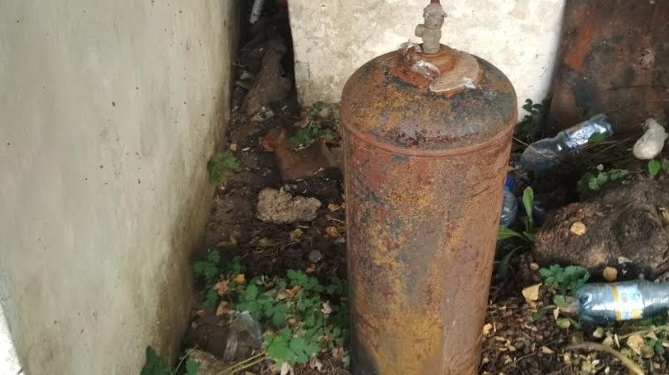 Ночью в Снигиревке при пожаре хозяйственного здания мог произойти взрыв: спасатели успели вынести газовый баллон