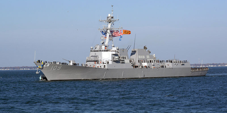 Эсминец США перехватил судно с грузом оружия