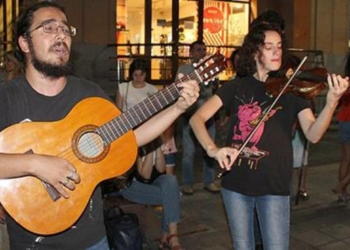 В Ереване устроили музыкальную акцию протеста из-за задержания двух уличных музыкантов из Украины