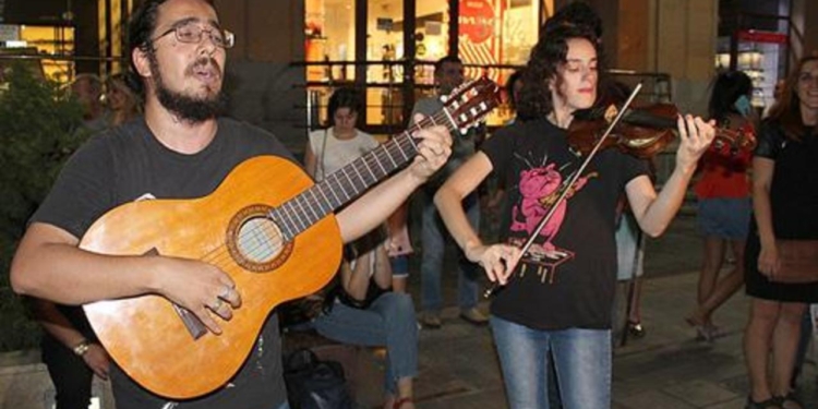 В Ереване устроили музыкальную акцию протеста из-за задержания двух уличных музыкантов из Украины