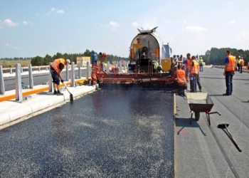 Под Запорожьем дорожники укладывают асфальт с жидким стеклом