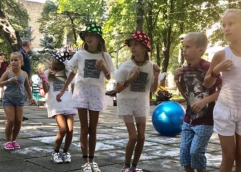 В Киеве две сотни пар близнецов установили рекорд