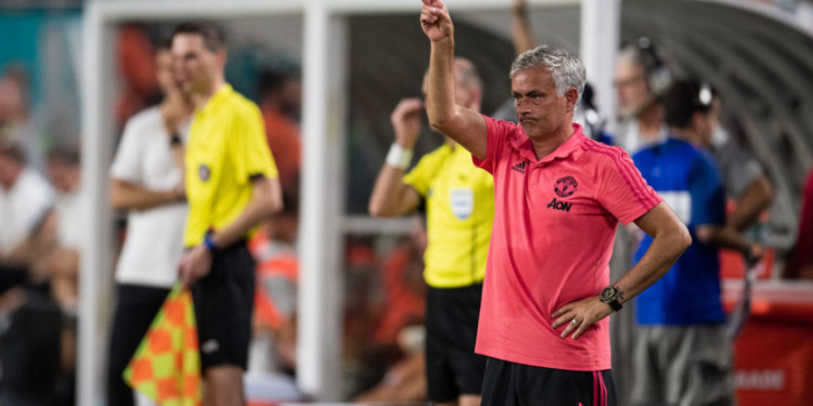 Болельщики “Манчестер Юнайтед” собирают деньги для увольнения Моуриньо