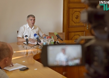 Жильцы общежития по проспекту Богоявленскому снова хотят перекрыть дорогу, Сенкевич им советует оплатить долги