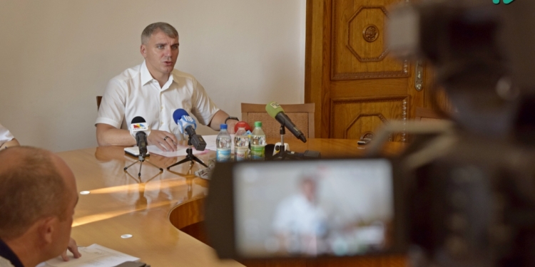 Жильцы общежития по проспекту Богоявленскому снова хотят перекрыть дорогу, Сенкевич им советует оплатить долги