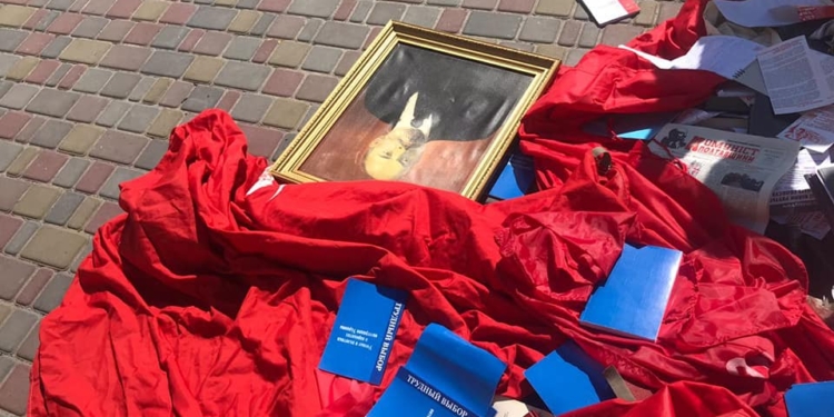 Спрятать на видном месте: полтавские коммунисты устроили свою приемную в здании суда