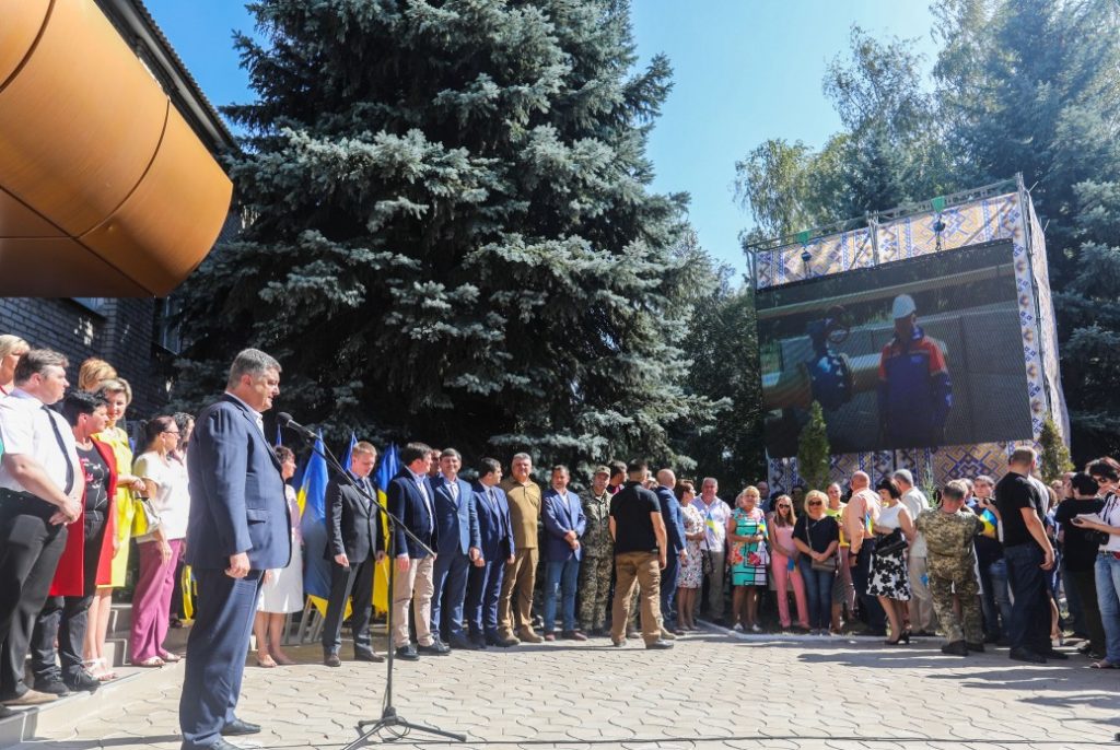 Порошенко открыл новый газопровод в Авдеевку, построенный в обход оккупированных территорий 1