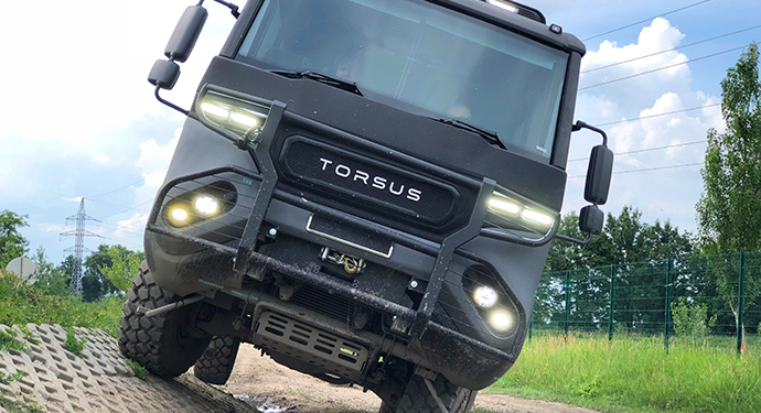 Танки грязи не боятся. В Украине создали первый в мире автобус-внедорожник