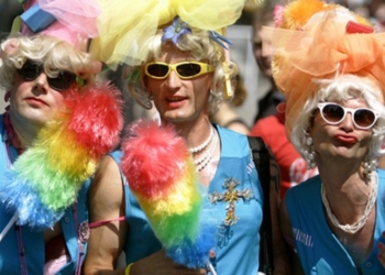 Страшные сны сбываются: Геи в платьях напали на отделение полиции в Ереване и избили копов