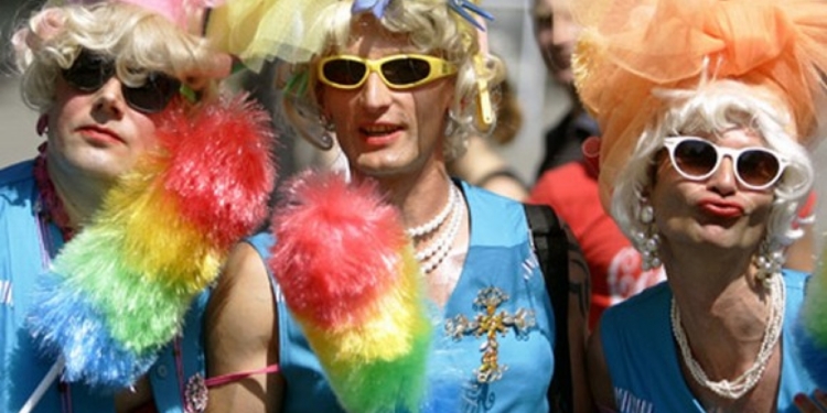 Страшные сны сбываются: Геи в платьях напали на отделение полиции в Ереване и избили копов