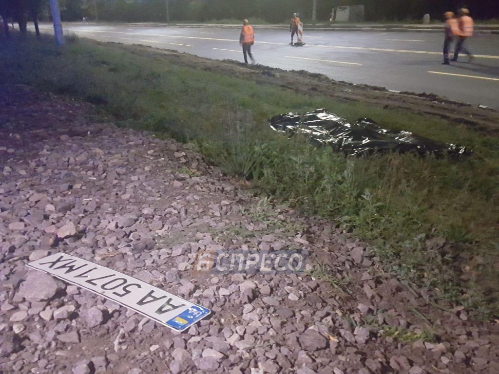 В Киеве водитель Аudi A6 потерял номерной знак во время побега с места смертельного ДТП 1