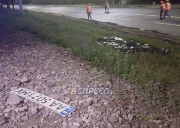 В Киеве водитель Аudi A6 потерял номерной знак во время побега с места смертельного ДТП