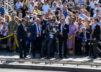 Во время речи Порошенко солдат почетного караула потерял сознание