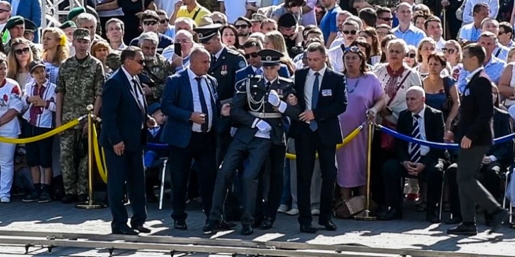 Во время речи Порошенко солдат почетного караула потерял сознание