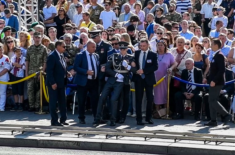Во время речи Порошенко солдат почетного караула потерял сознание 1