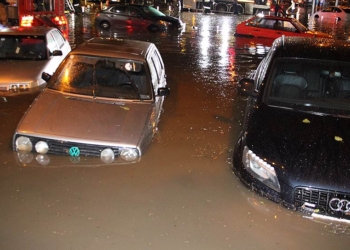 В Сочи ребенка затянуло в ливневку и унесло в море